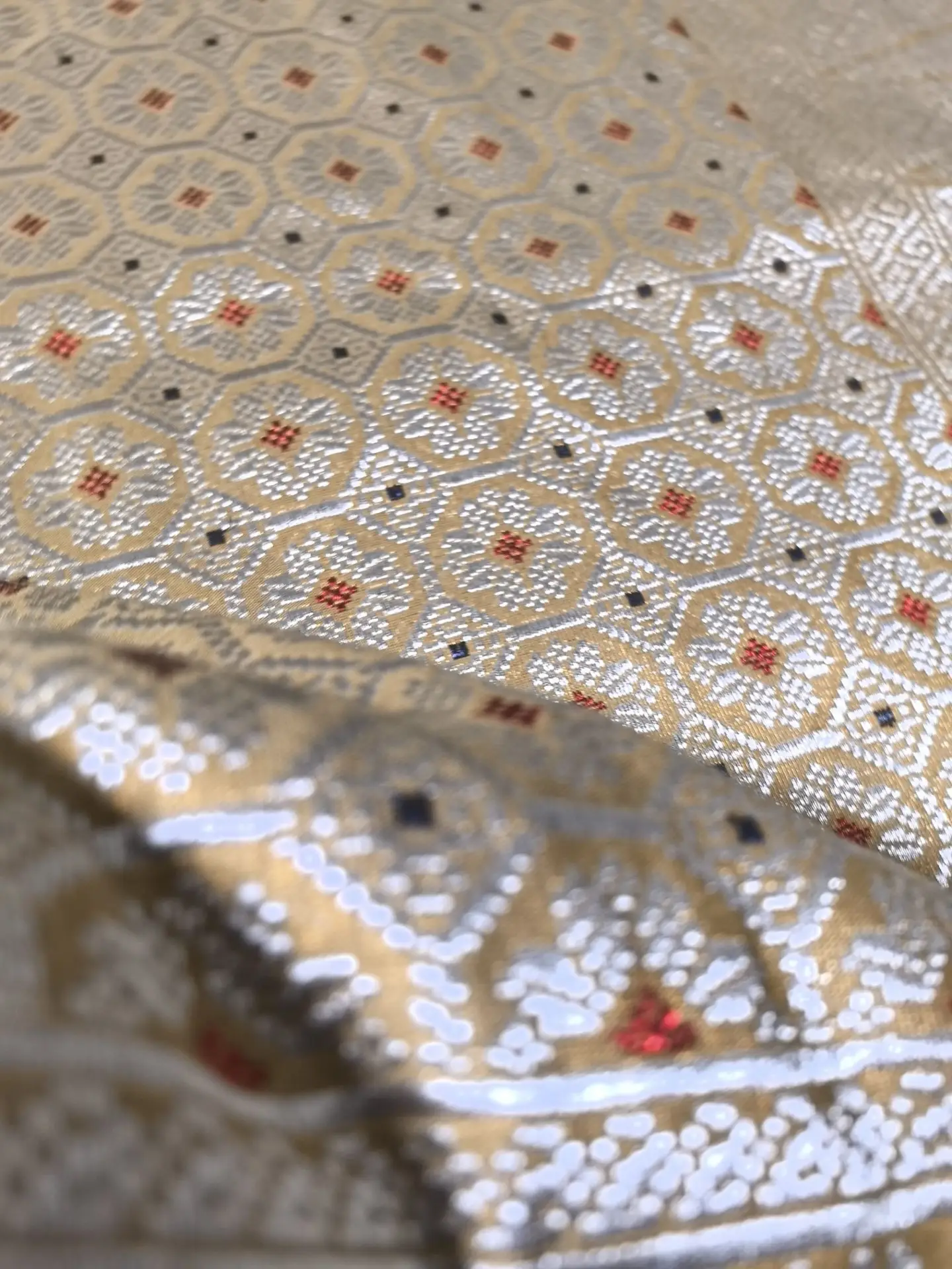 Kain Asli Tenunan Brunei Silubang Bangsi - Gambar 2